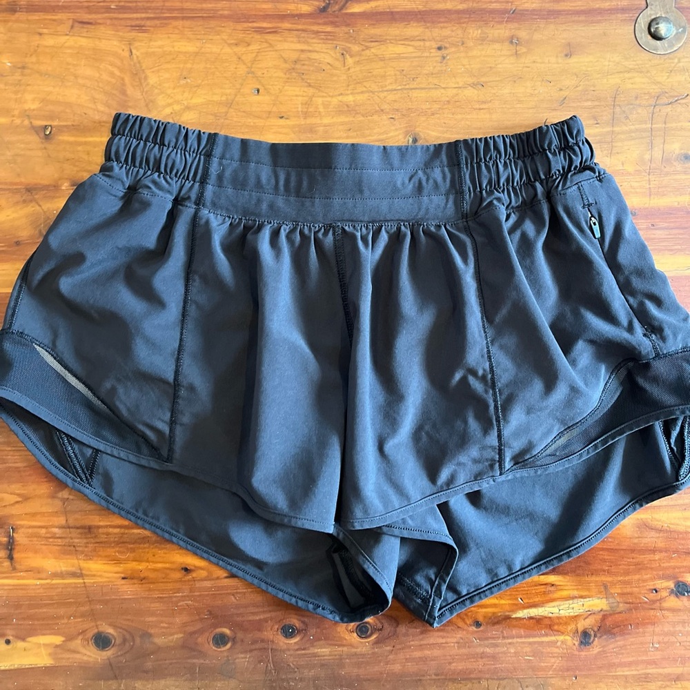 Lululemon Hotty Hot Low-Rise Lined Short 2.5”